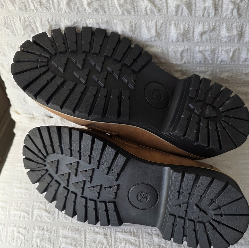 Elegant Women's Brown Loafers with Black Sole - Picture 6 of 7